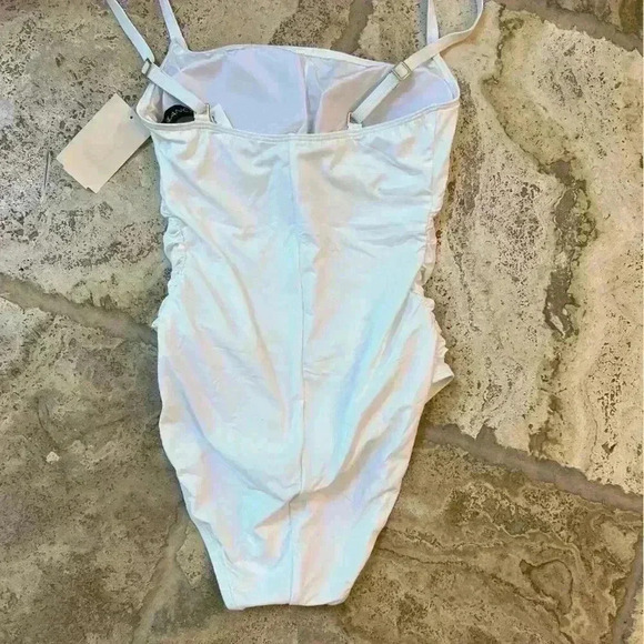 NWT La Blanca Island Goddess One-Piece Swimsuit white and red size 4 - Picture 6 of 8